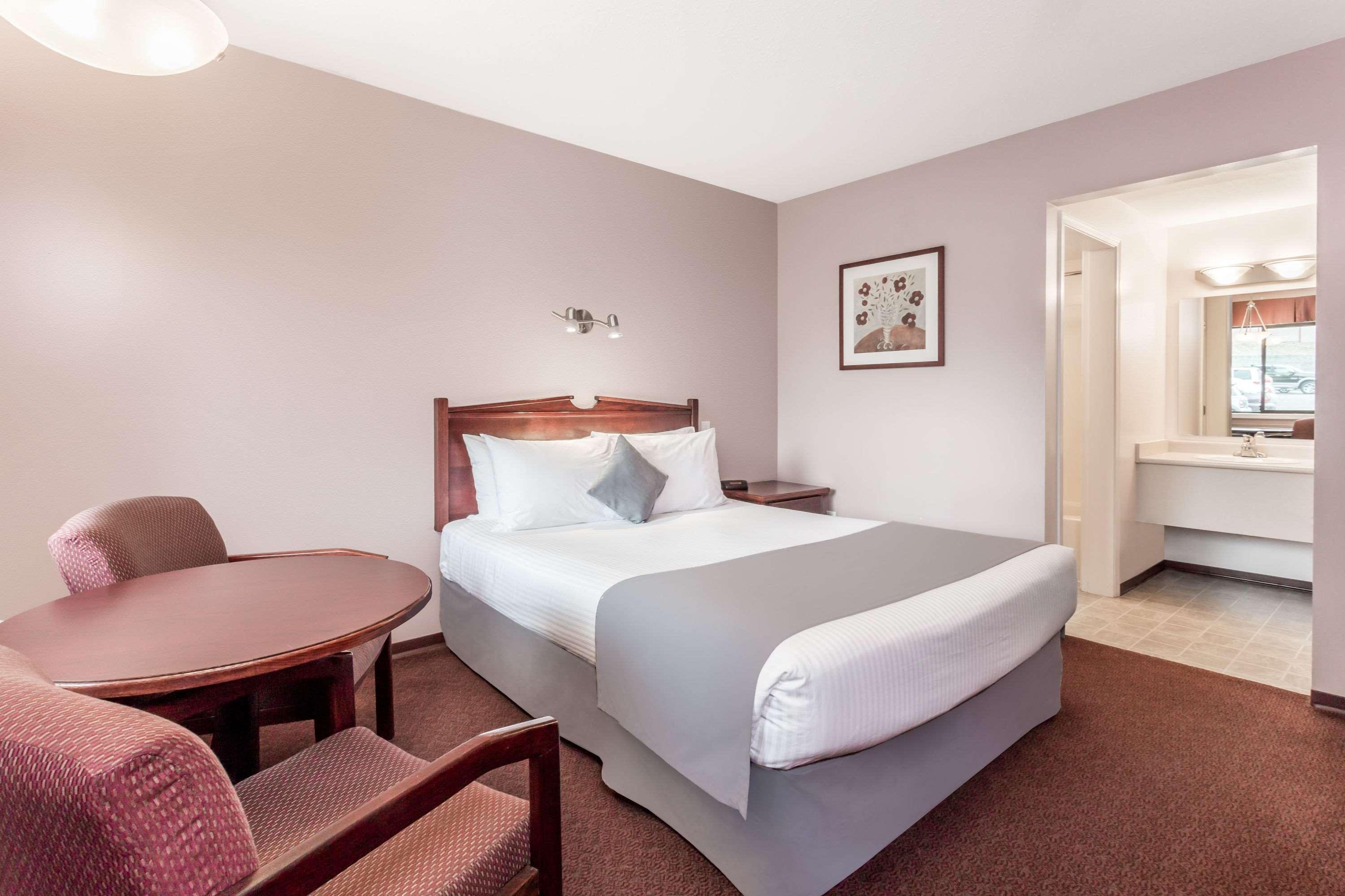 Super 8 By Wyndham Lake Country/Winfield Area Exterior photo