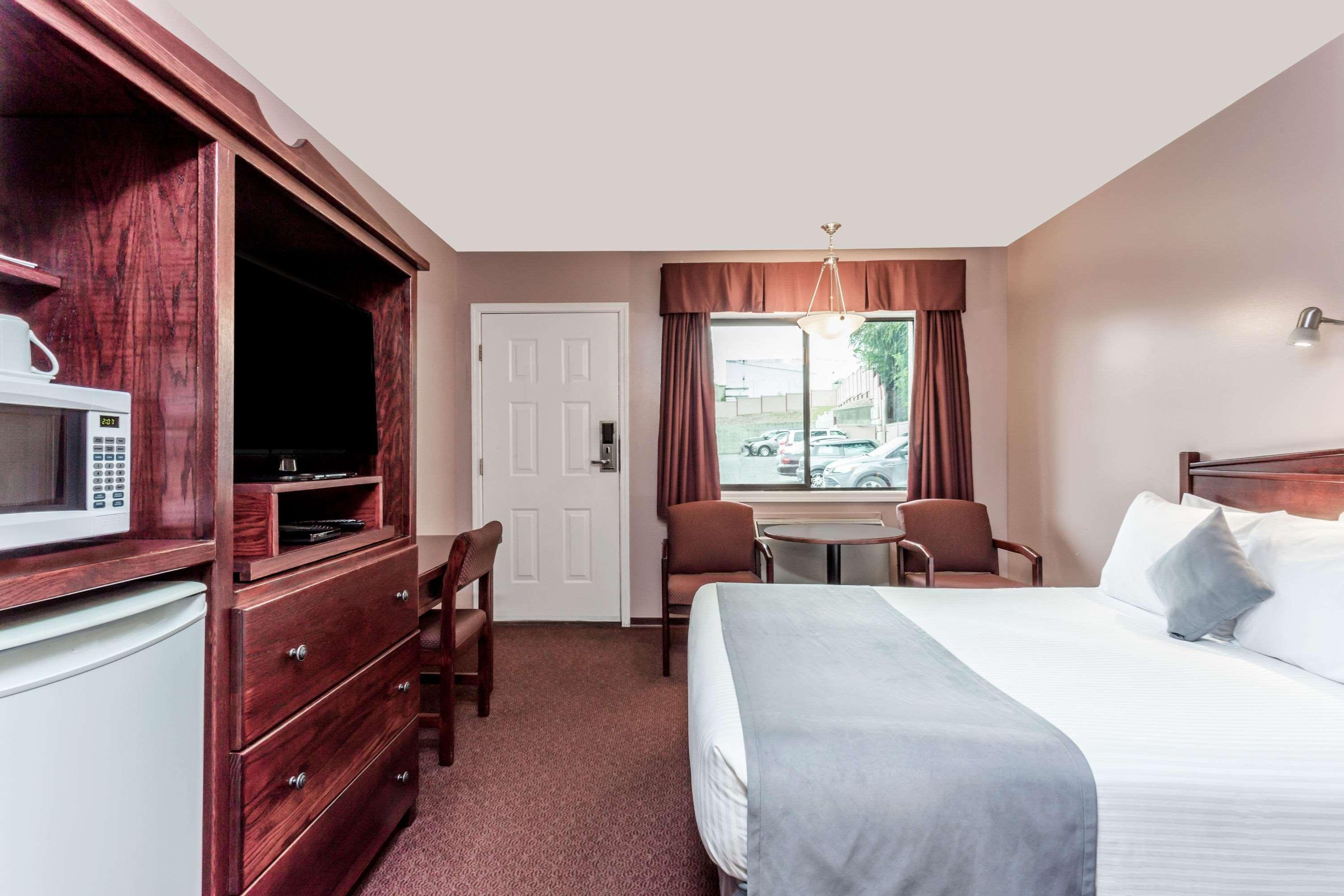 Super 8 By Wyndham Lake Country/Winfield Area Exterior photo